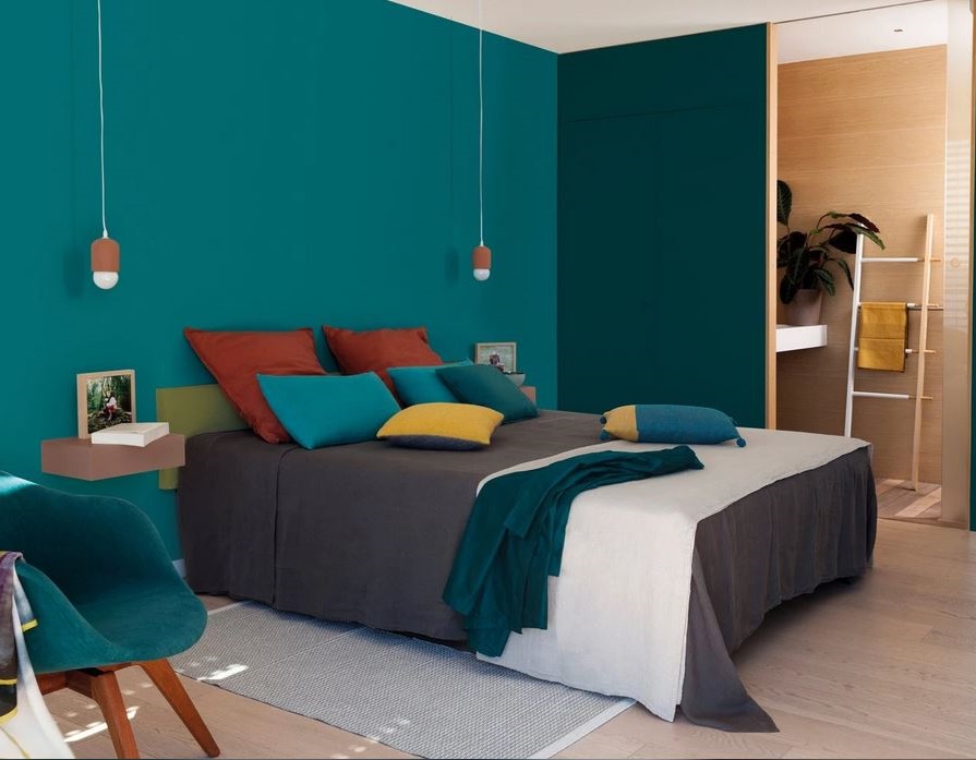 Une Chambre D'adulte Garnie De Bleu –
