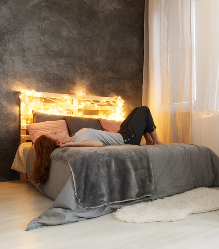 Lit En Palettes Dans Un Coin De Chambre