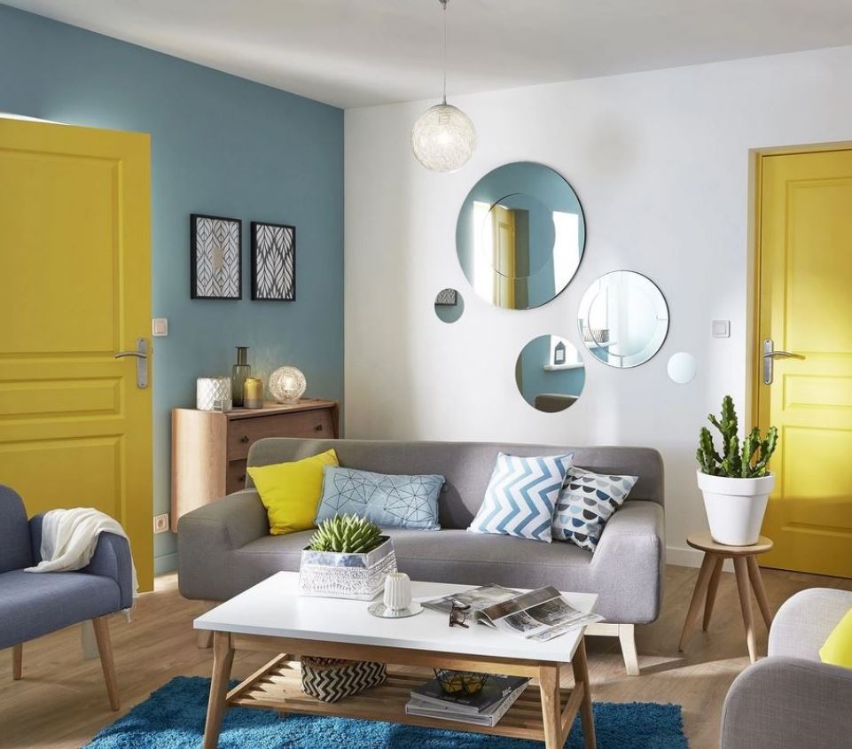 Miroirs Qui Offrent Lumière, Couleur Et Bonne Humeur Au Salon –
