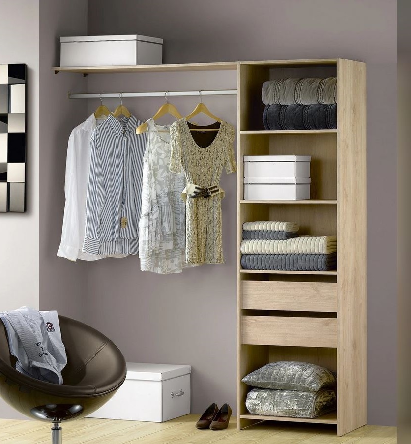 Un Rangement De Dressing En Bois –