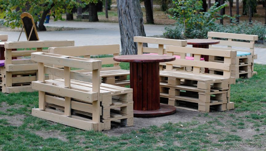Salon De Jardin Tout Simple Et Table Touret
