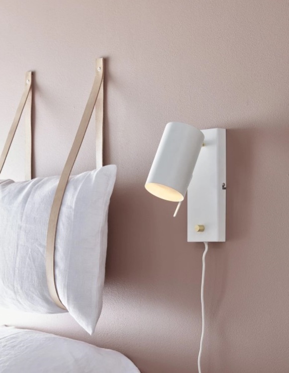Des Lampes De Chevet Et Des Coussins Suspendus En Guise De Tête De Lit