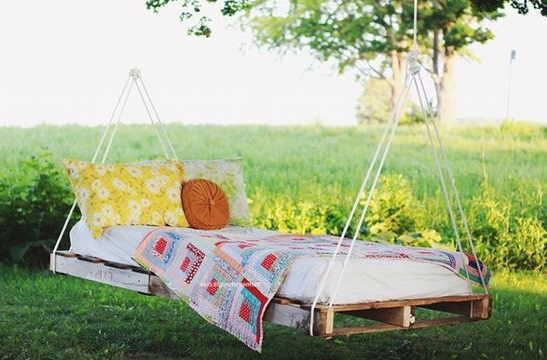 Un Lit Balançoire En Palette –