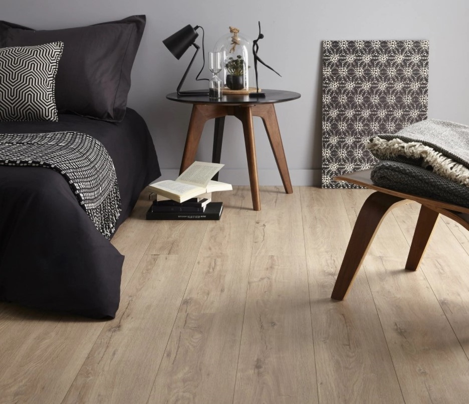 Chambre Moderne Noire Avec Tableau Directement Posé Au Sol