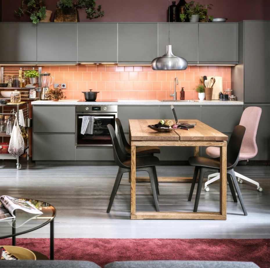 Cuisine élégante En Gris Avec Une Crédence Colorée