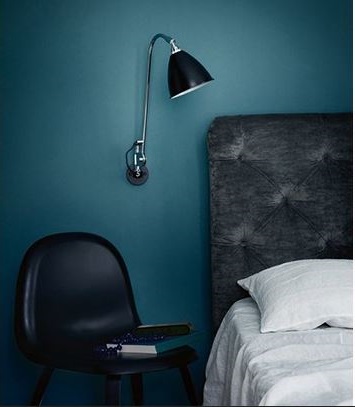 Chambre Bleue Roi Et Accessoires Noirs Cuir –