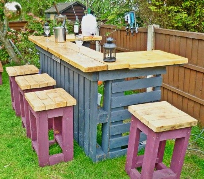 Bar De Jardin Et Tabourets En Palette –