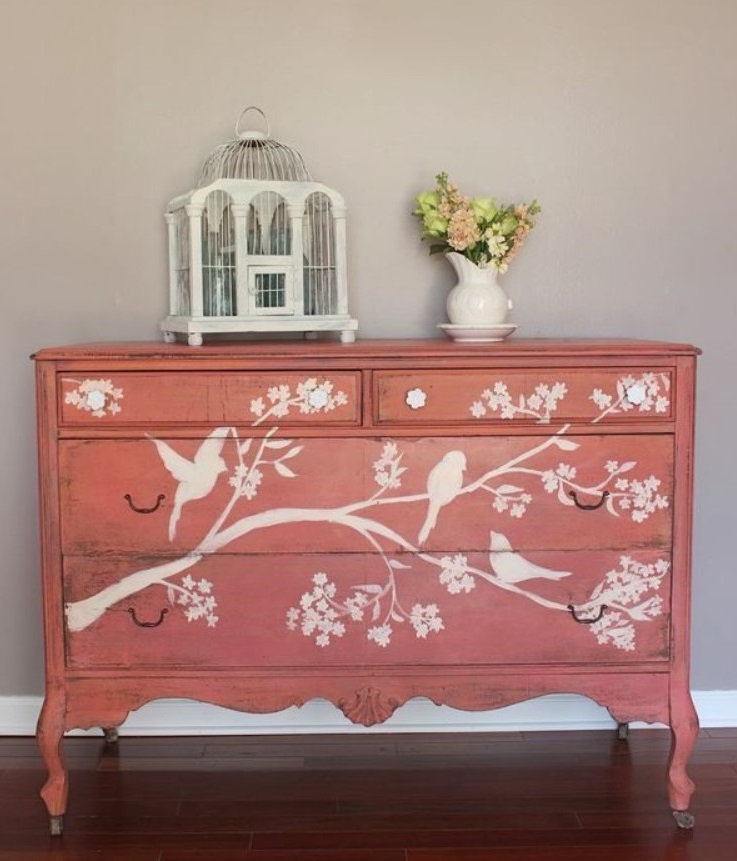 Un Meuble En Bois Peint En Rose Avec Des Oiseaux Sur Une Branche Pour Un Style Unique