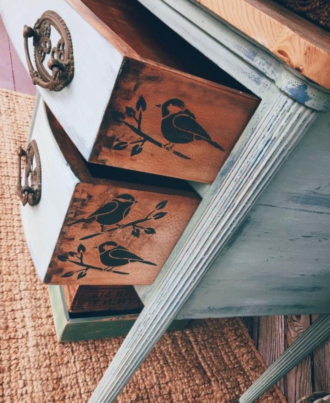 Des Petits Oiseaux Peint Sur Les Côtés De Chaque Tiroir