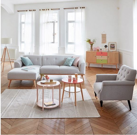 Un Salon Blanc Et Des Accessoires Gris –
