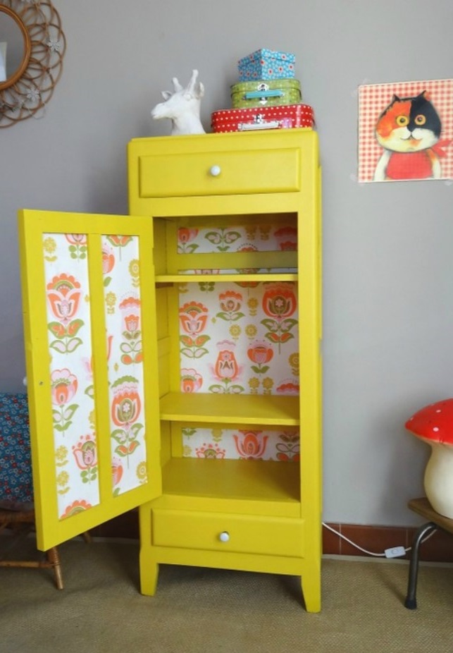 Meuble Repeint En Jaune Et Intérieur Papier Peint