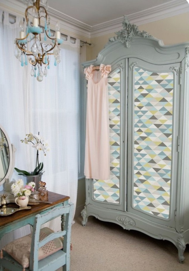 Armoire En Bois Peinte En Gris Et Les Portes De Placard S'habille De Papier Peint