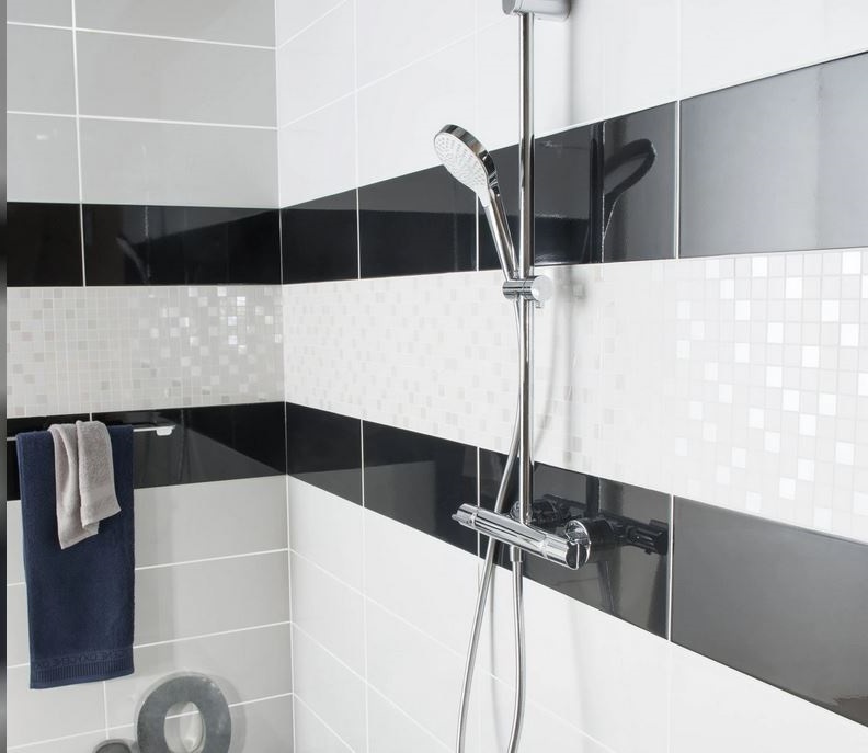 De La Faïence Noire Et Blanche Pour Vos Parois De Douche –