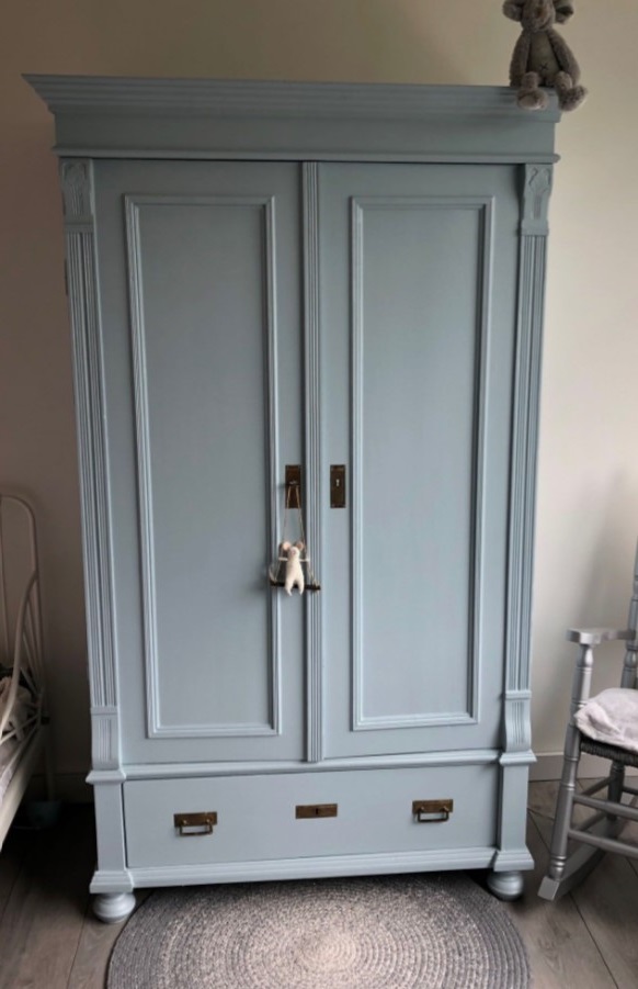 Armoire En Bois Deux Portes Peinte En Gris