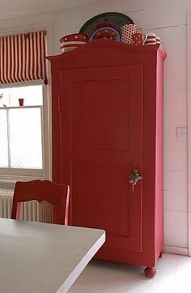 Armoire En Bois Peinte En Rouge