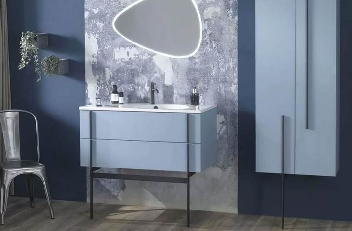 Une Salle De Bain Bleu Pâle –