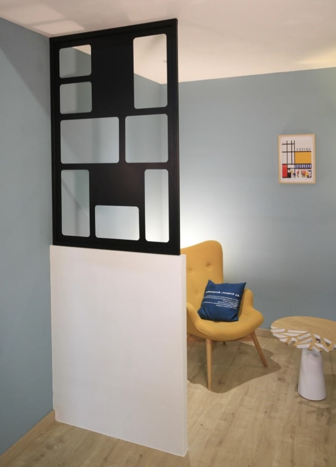 Claustra Cubiste Posée Sur Un Demi Mur