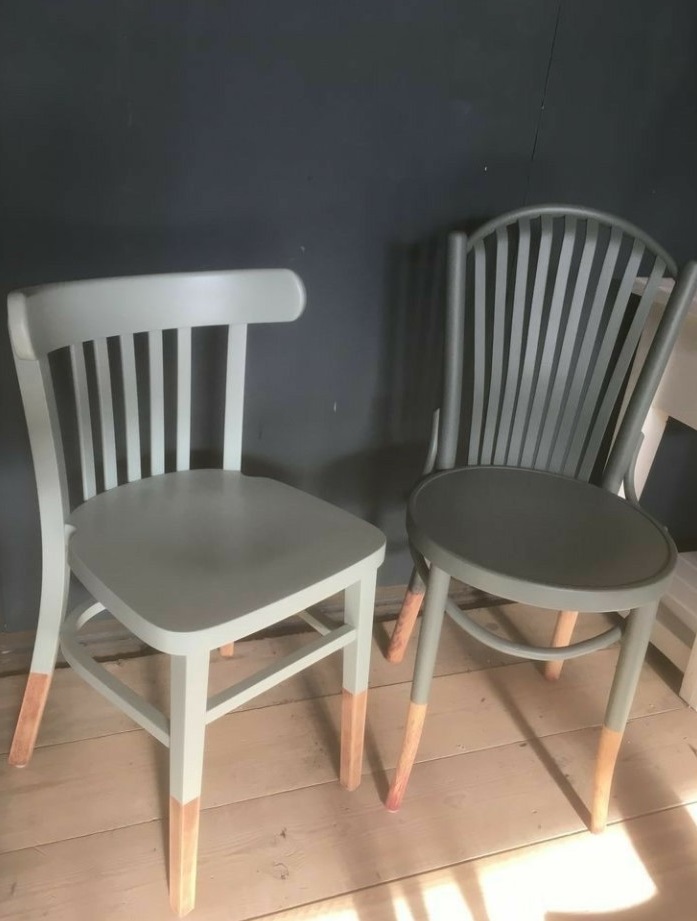 Chaises En Bois Repeintes En Laissant Les Pieds En Bois