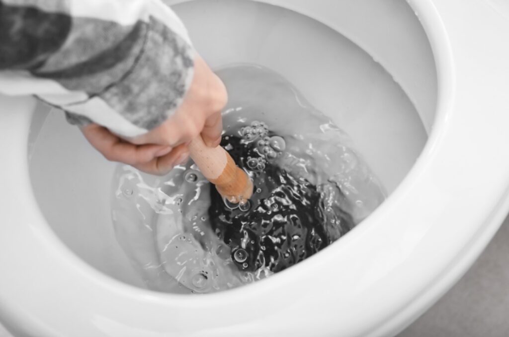 Déboucher Les Toilettes à L'aide D'une Ventouse