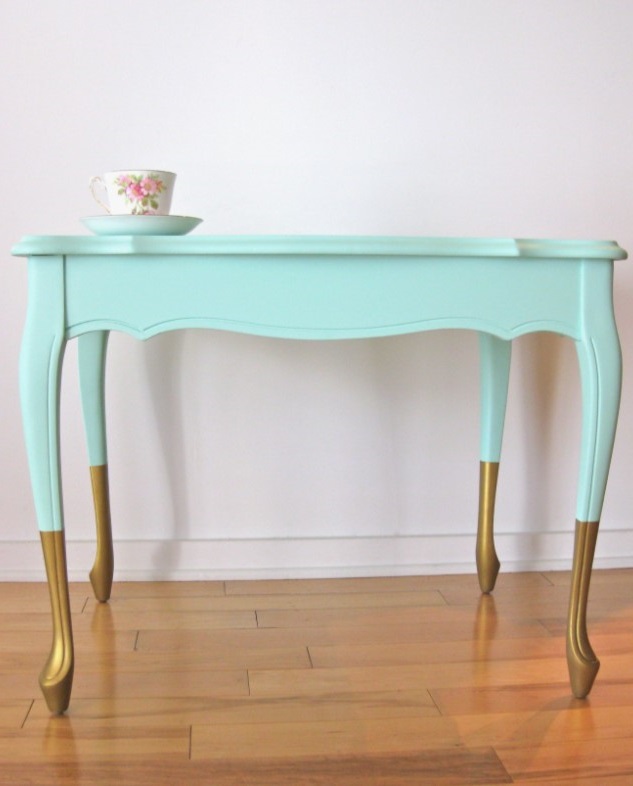 Table Bleu Turquoise Et Doré, Une Association Pleine D'audace