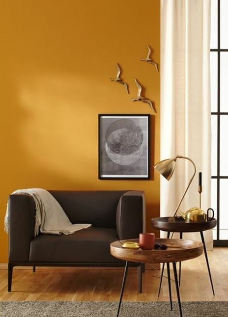 Un Fauteuil Marron Devant Un Mur Ocre –