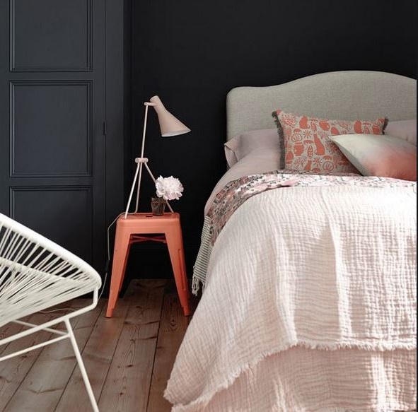 Une Chambre Dans Des Teintes Sombres –