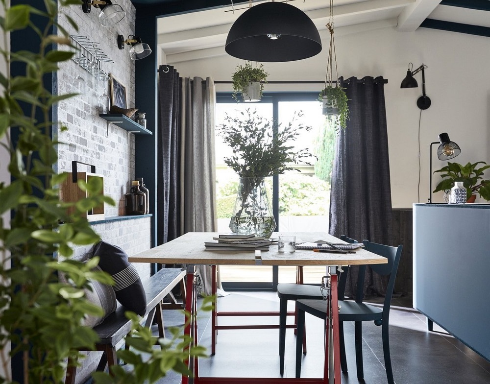 Une Salle à Manger Indus En Rouge Et Bleu