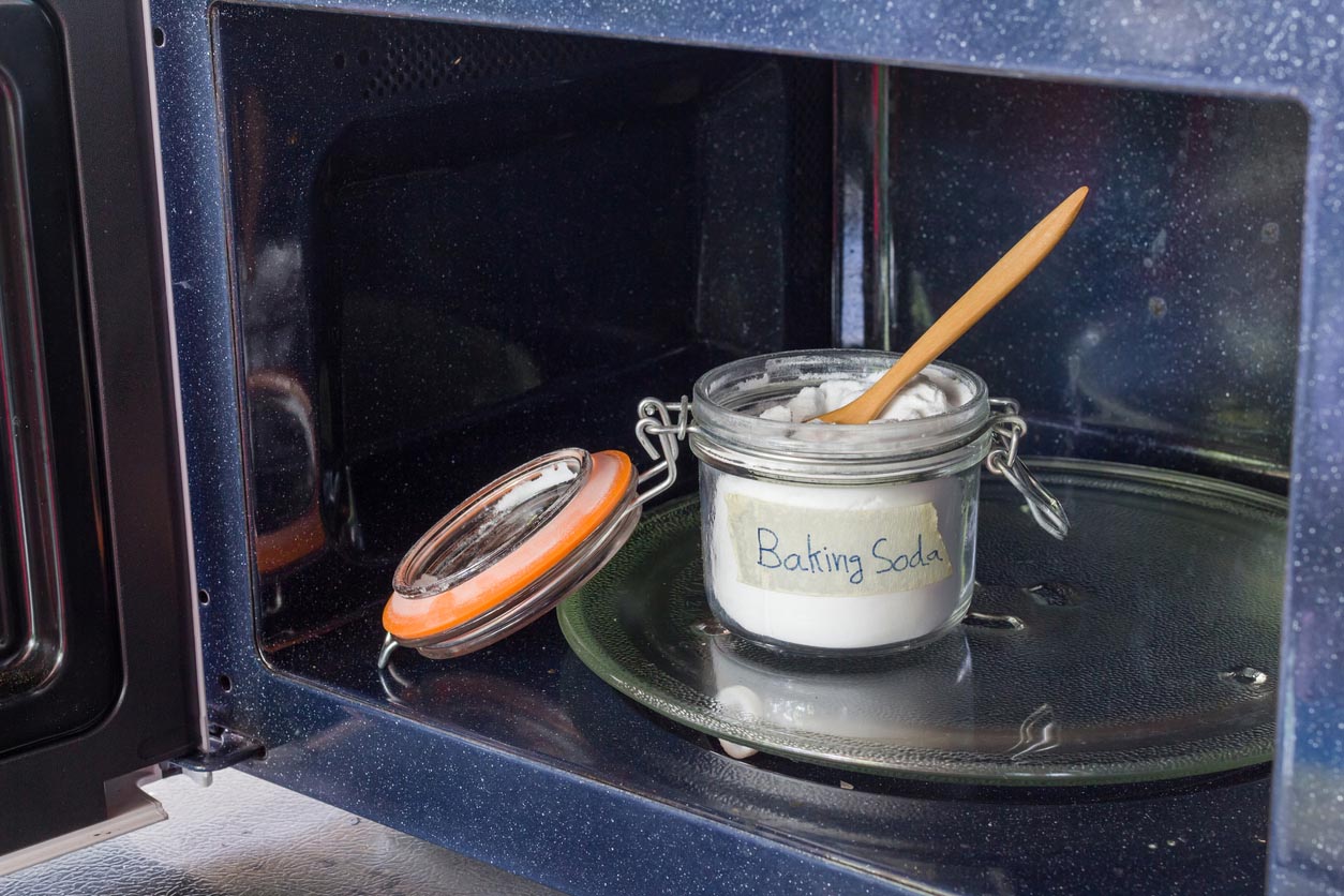 Micro onde avec bicarbonate de soude à l'interieur