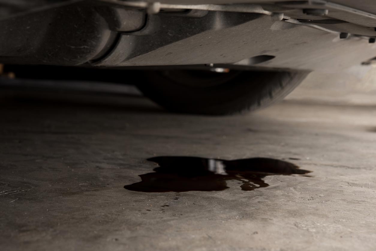 Fuite d'huile sous un voiture