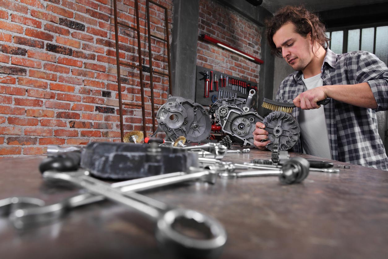 Homme qui nettoie ses outils