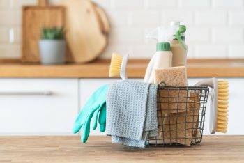 Panier avec produits ménagers