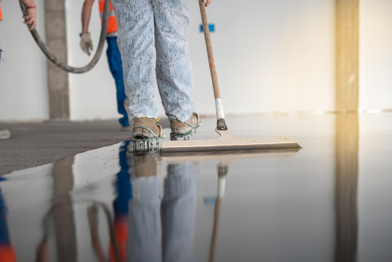 Istock Homme applicant du béton au sol