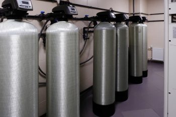 Plusieurs adoucisseurs d'eau
