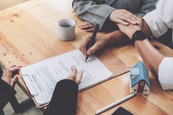 Un couple signe un document immobilier