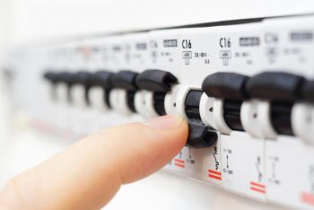 Doigts sur le disjoncteur fusible