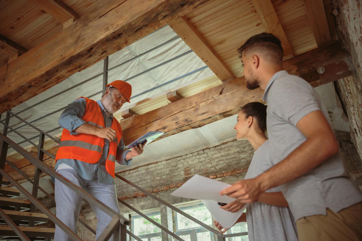 Couple discute avec l'expert en batiment