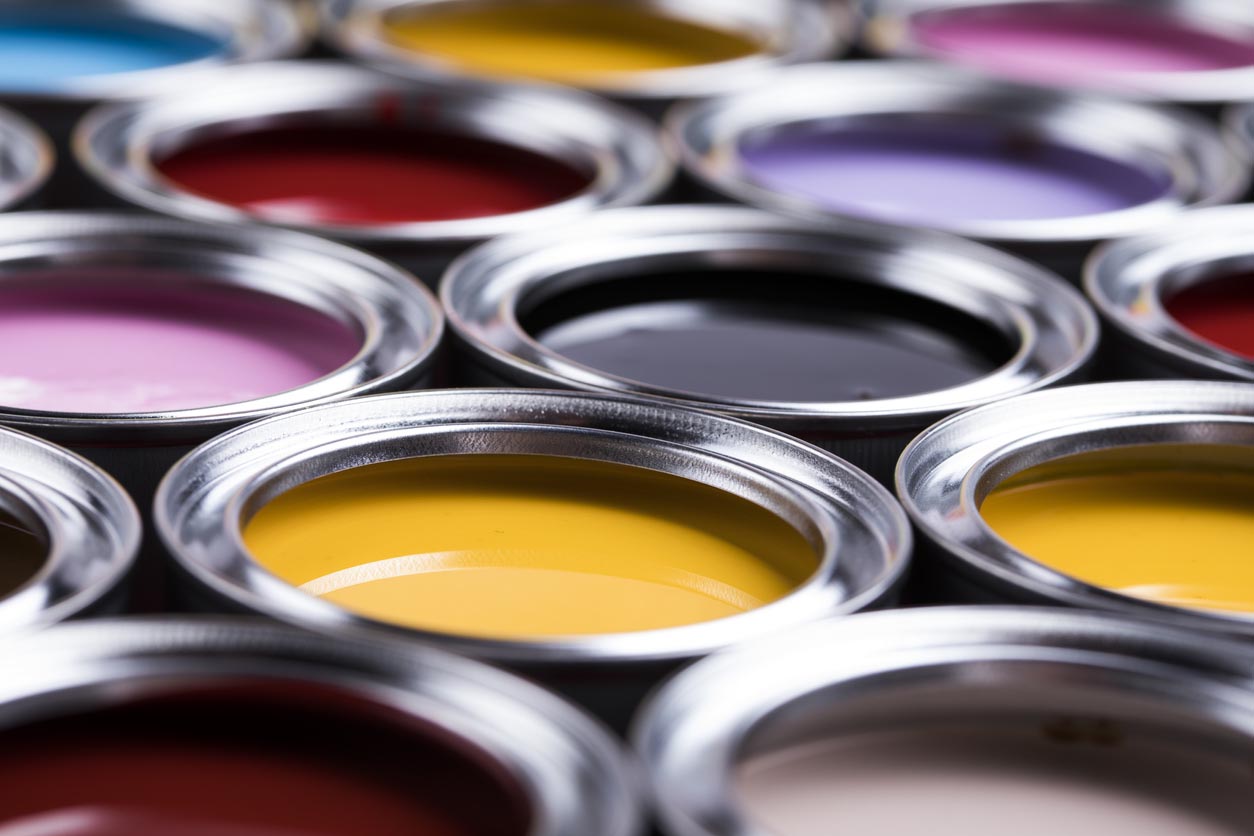 Pots de peinture ouverts