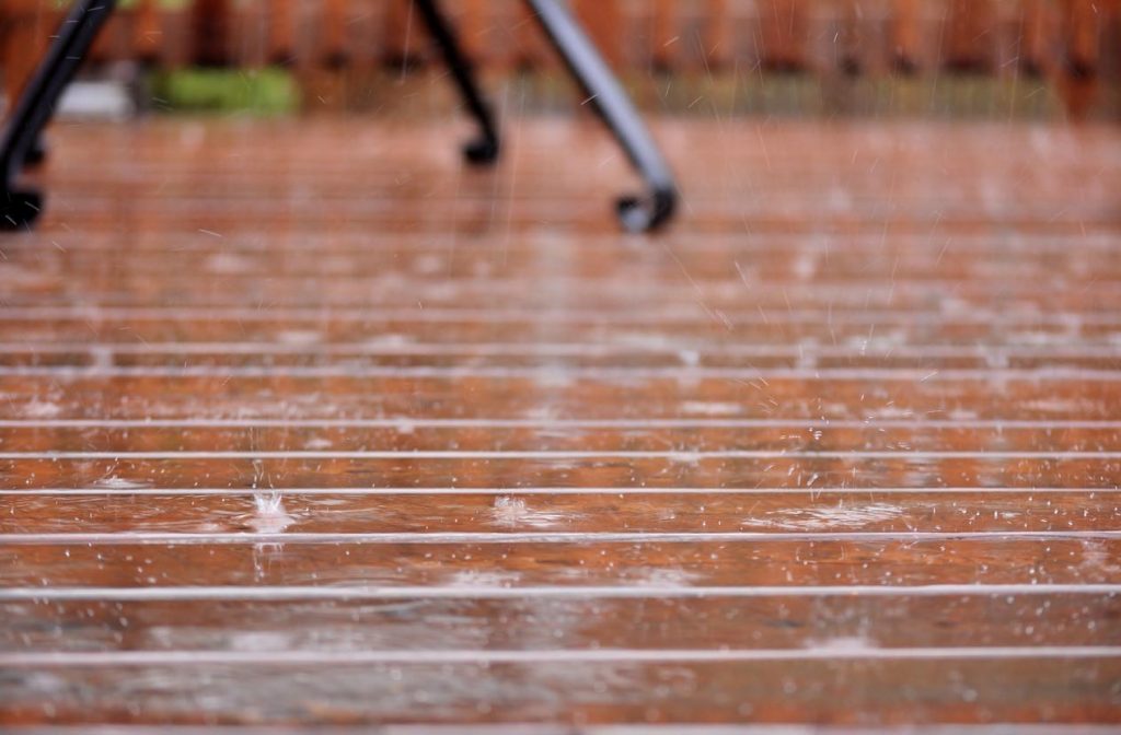 terrasse sous une pluie battante