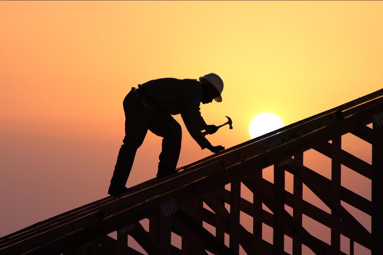 Un homme travail sur le toit