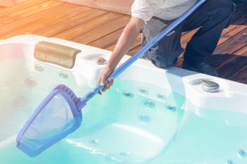 Nettoyer jacuzzi à l'epuisette