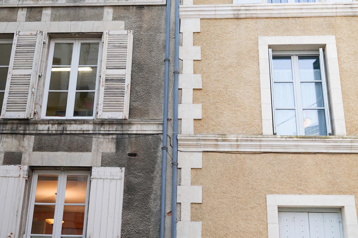 Facade noircit à coté d'une facade nettoyée