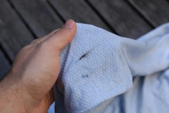 TAche d'huile de moteur sur une chemise