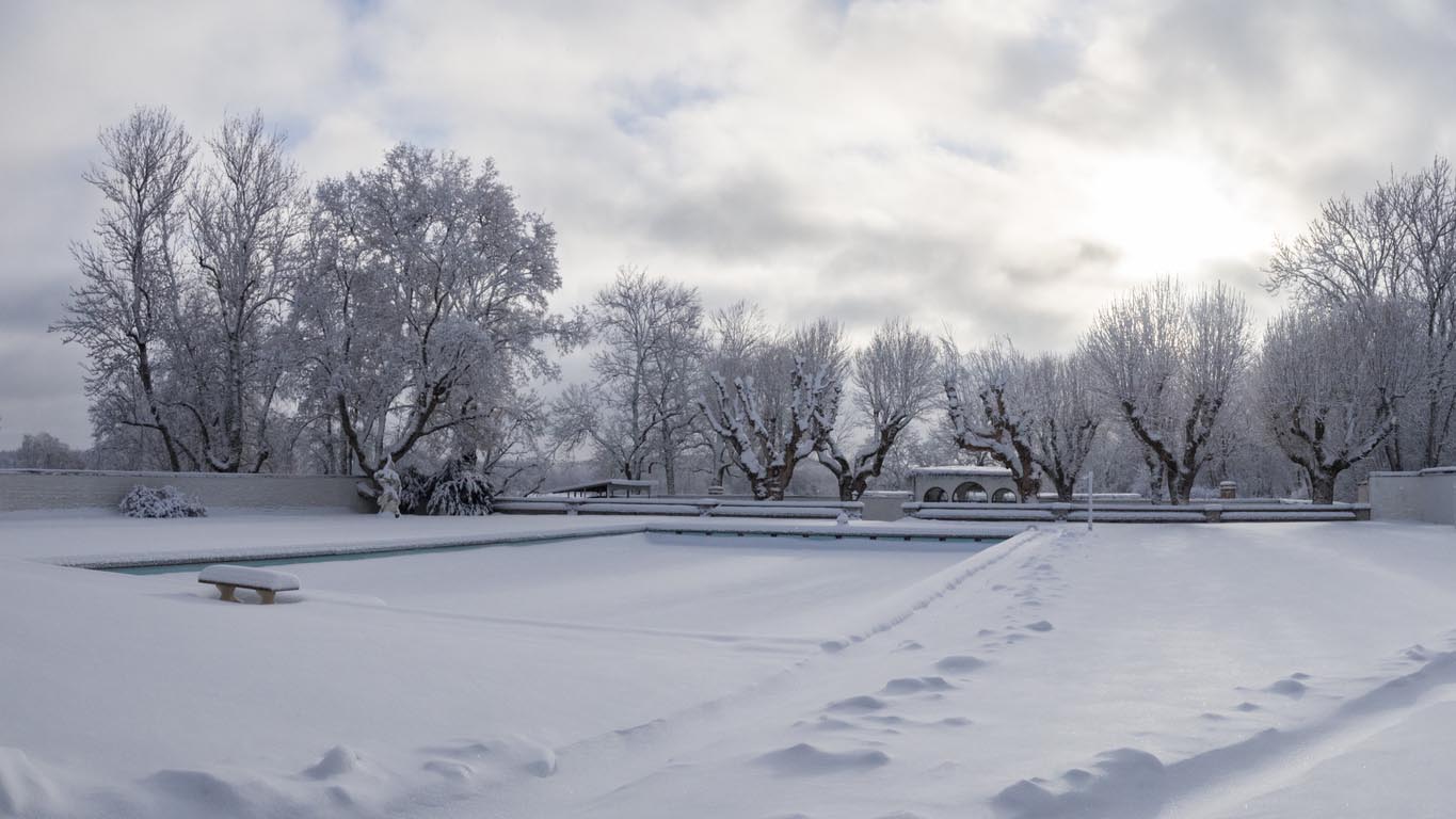 Piscine bachée sous la neige