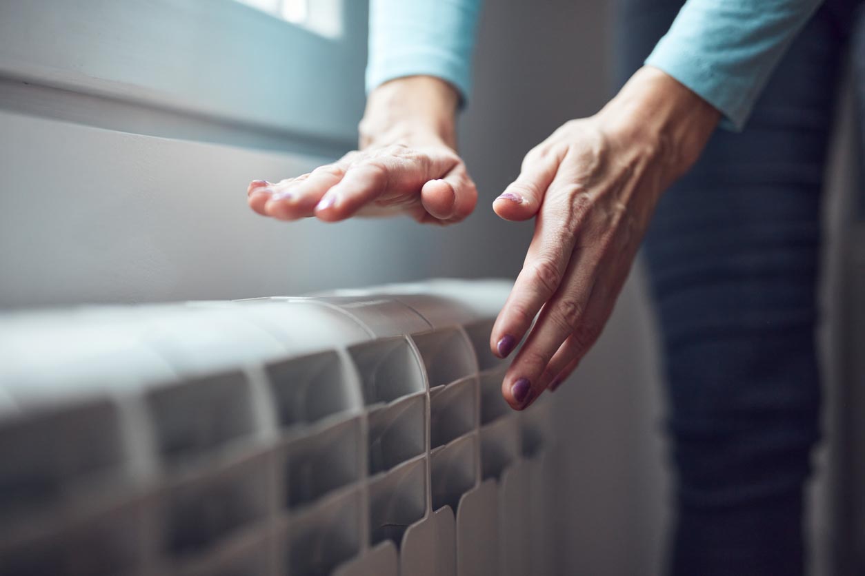 Mains au dessus d'un radiateur electrique