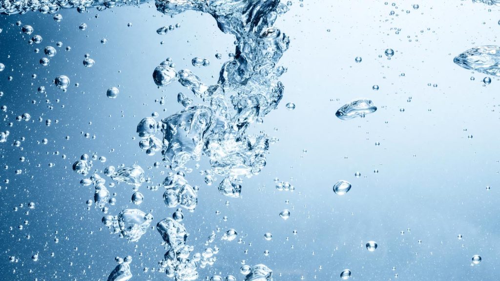 Vague d'eau bleue et de bulles d'eau potable