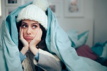 Femme ayant frois à l'intérieur de sa maison