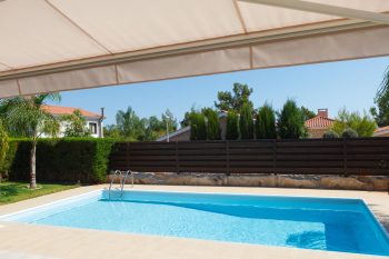 Piscine et ciel bleu