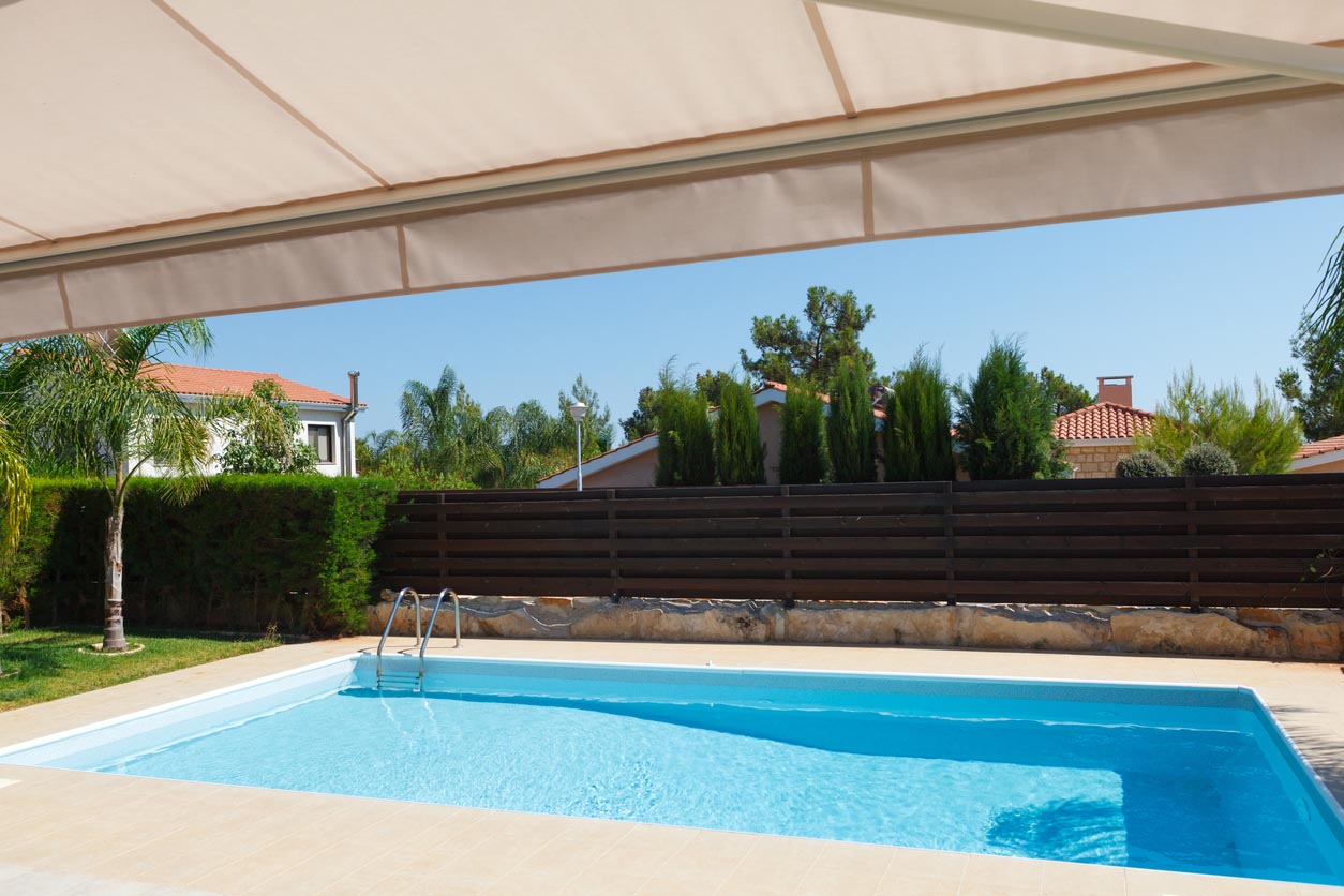 Piscine et ciel bleu