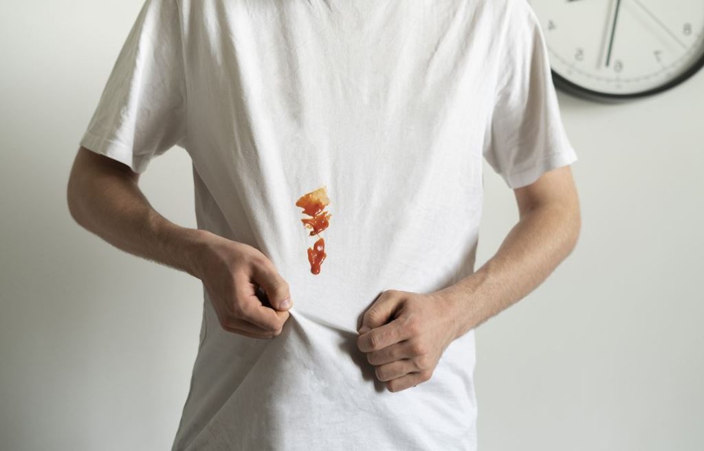 Homme Qui Porte Un Tee Shirt Blanc Taché