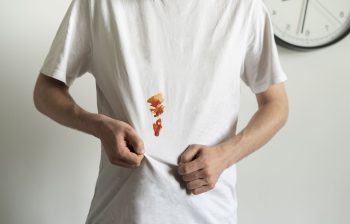 Homme Qui Porte Un Tee Shirt Blanc Taché